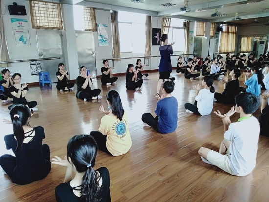 已處理16103475866172020年6月，廣西龍州縣職教中心學(xué)前教育專業(yè)學(xué)生在鶴山職校進(jìn)行舞蹈技能培訓(xùn)。.jpg