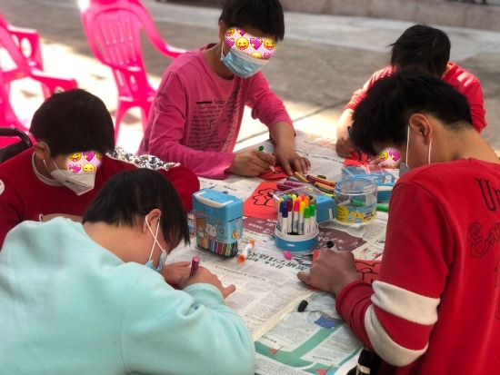 已打碼福利院兒童在認真描畫“福”字_副本.jpg