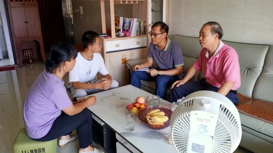 已處理1626771117281古勞中學(xué)老師在家訪過程中，向家長(zhǎng)、學(xué)生進(jìn)行假期安全管理教育，特別是防溺水安全、防詐騙安全、衛(wèi)生防疫安全等。.jpg