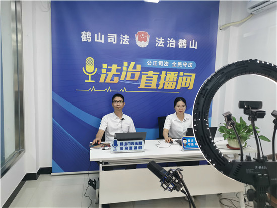 3.歐錦波局長(zhǎng)代表市民政局上線法治直播間，解讀《慈善法》   關(guān)注“放心捐”.jpg