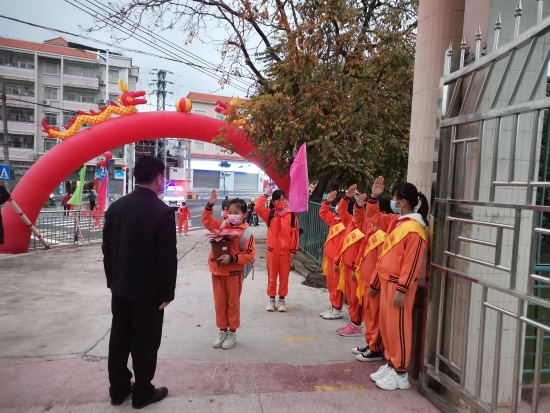 已處理3  “老師，您好！”“同學(xué)，早！”合成小學(xué)校門(mén)學(xué)生向老師、同學(xué)敬禮問(wèn)好.jpg