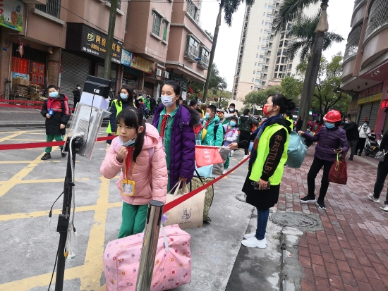已處理9  沙坪五小學(xué)生測(cè)溫，有序進(jìn)入校園.jpg