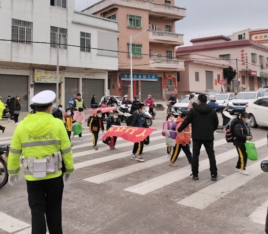 已處理11  連南小學(xué)交警、教師、家長(zhǎng)義工組成“返校安全護(hù)學(xué)崗”.jpg