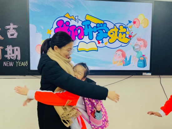 已處理19  “老師，我太想您了?！鄙称阂恍【承^(qū)的小朋友跟老師來(lái)一個(gè)大大的擁抱.jpg