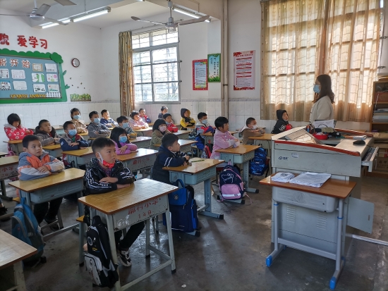 已處理28新學(xué)期，新希望。址山廓村麥源生小學(xué)同學(xué)們課堂上認(rèn)真聽(tīng)課.jpg