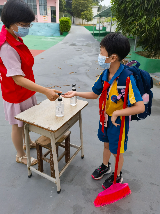 雙合鎮(zhèn)雙合小學（返學時）老師為進入校園的孩子進行了全面的消毒和清潔，做好疫情防控工作，保護自己的同時保護他人 (2).jpg