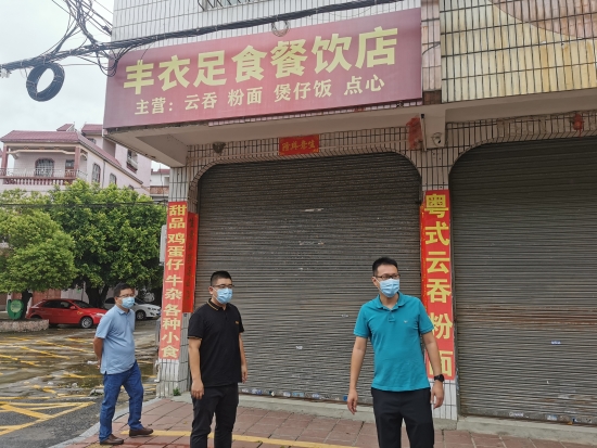 已處理1662101823660黨委書記馮永強(qiáng)、黨委委員王宗球、副鎮(zhèn)長(zhǎng)鄧鉅輝到蓮花街檢查廣告牌安全隱患。.jpg
