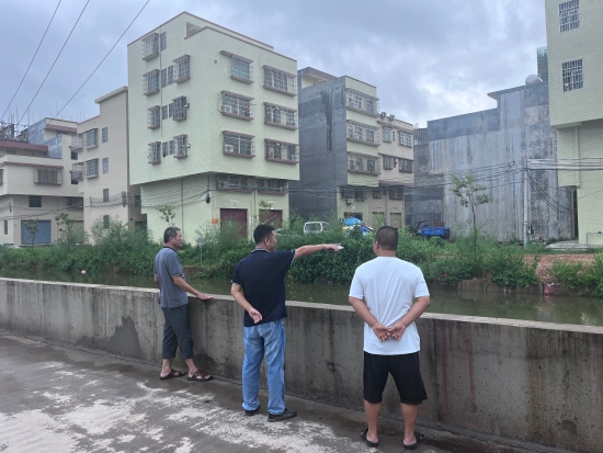 已處理1662101823660黨委委員馮雨帶領(lǐng)村委干部巡查轄區(qū)內(nèi)河流情況。.jpg