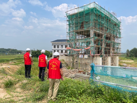 已處理1662101823660黨員義工前往在建樓房檢查安全隱患情況。.jpg