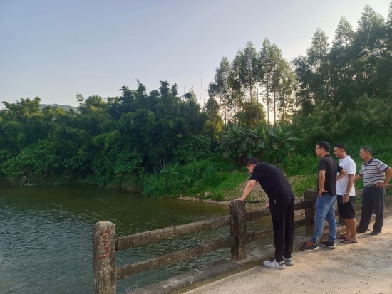 已處理1662101823660副鎮(zhèn)長(zhǎng)王靖帶隊(duì)檢查轄區(qū)內(nèi)易澇區(qū)域。.jpg