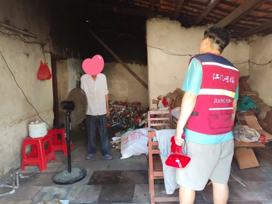 已處理1662101823660網(wǎng)格員排查轄區(qū)內(nèi)的特困戶住宅的安全隱患。.jpg