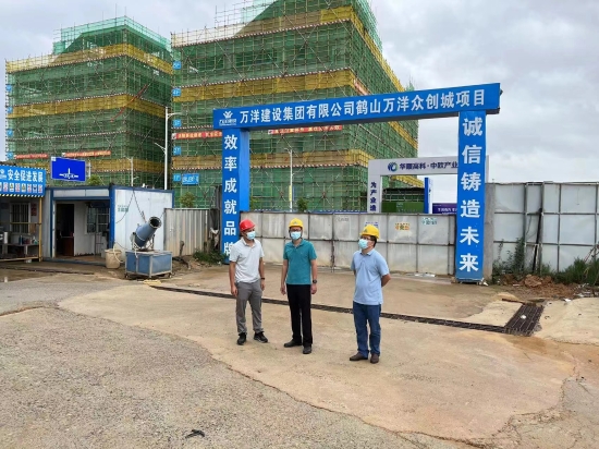 已處理1662101823661黨委書記馮永強(qiáng)、黨委委員王宗球到轄區(qū)內(nèi)在建工地檢查“五停”工作。.jpg