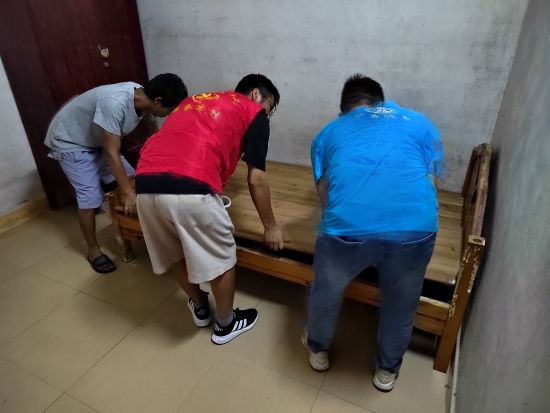 已處理1662101823661黨員義工和雙百社工布置轉(zhuǎn)移人群應(yīng)急避難床鋪。.jpg