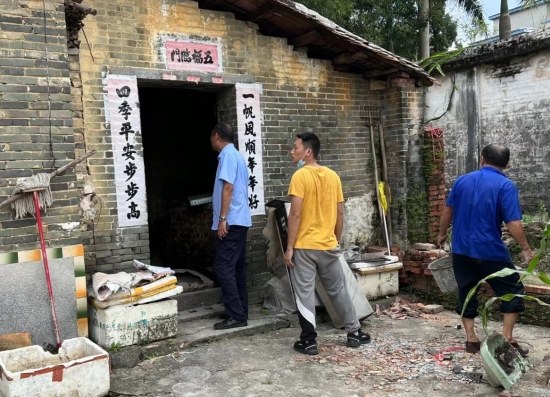 已處理1662101823661鎮(zhèn)人大主席李子成帶隊(duì)排查房屋安全隱患。.jpg