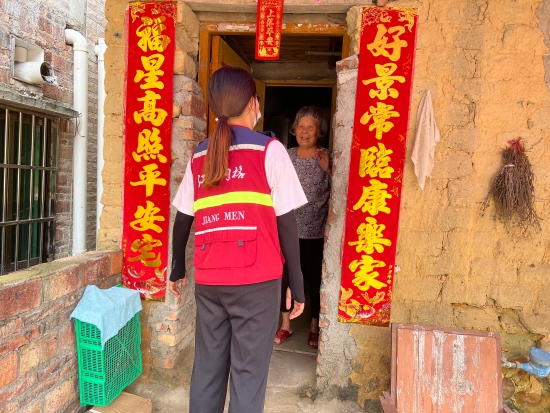 已處理1662101823662網(wǎng)格員入戶向獨(dú)居老人宣傳防臺(tái)風(fēng)小知識(shí)，幫助排查安全隱患。.jpg