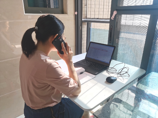 4沙坪六小趙翠霞老師在家做流調(diào)工作人員，隨時準備著學校下達的打電話任務，并把每位需要通知去進行核酸檢測的人員作好跟蹤記錄。.jpg