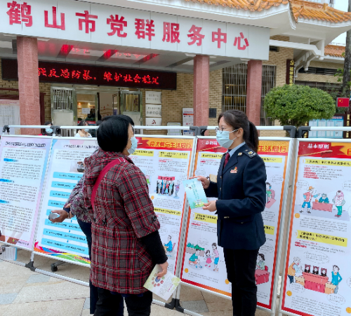 稅務(wù)人員以“12.3”國際殘疾人日宣傳教育活動(dòng)為契機(jī)走進(jìn)社區(qū)開展稅法宣傳.JPG