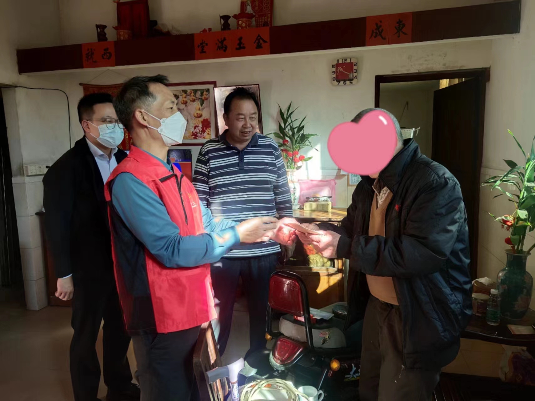 1月14日下午，鶴山市水利局黨組書記、局長趙榮贊帶隊走訪慰問結(jié)對幫扶的困難黨員.jpg