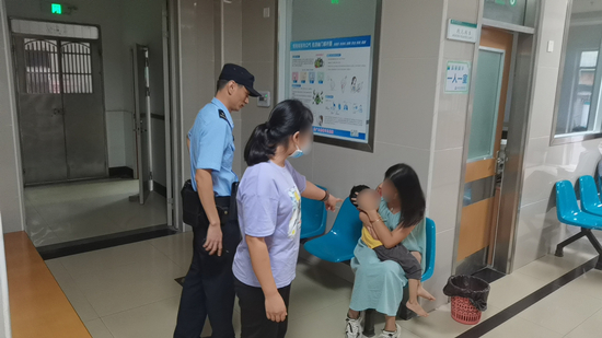 幼童高燒不退緊急求助，共和所民警火速護(hù)送就醫(yī).jpg