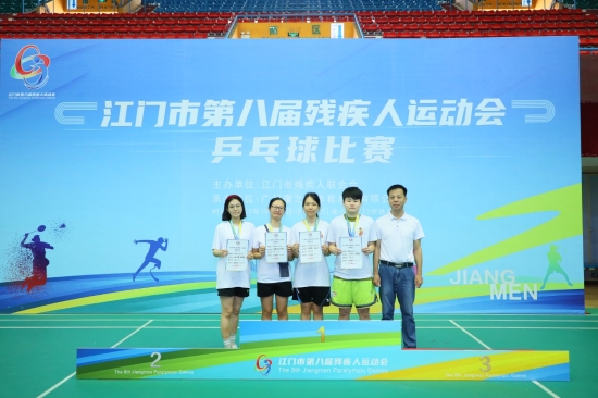 已處理1699002106077圖片2：馮曉欣（右二）、黃嘉馨（右三）獲乒乓球女子雙打TT13級(jí)金牌.jpeg