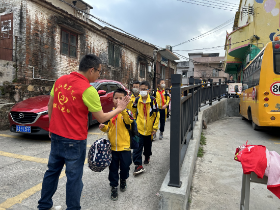 鶴山市古勞鎮(zhèn)龍溪小學(xué)--中心校李明健校長和學(xué)生擊掌，鼓勵(lì)學(xué)生.jpg