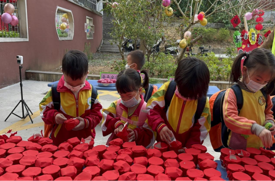 宅梧鎮(zhèn)中心幼兒園為孩子們精心策劃了“幸運(yùn)拆盲盒”獨(dú)特的開學(xué)儀式，在踏入幼兒園門口的一剎那，就給了孩子們一個(gè)大大的驚喜。.png