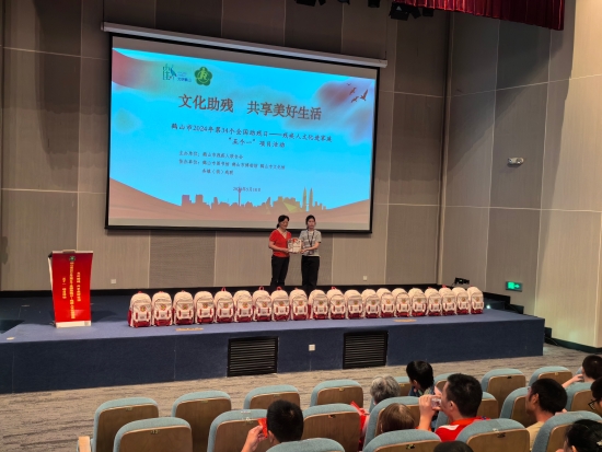 已處理1716374736287市殘聯(lián)黨組成員、副理事長秦碧霞向殘疾人家庭贈送書籍.jpg