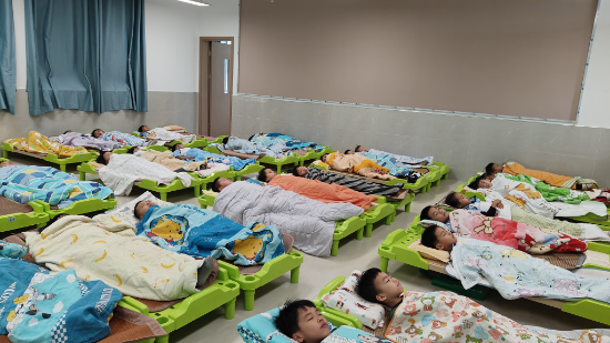 7學生午休實現“平躺睡”.jpg