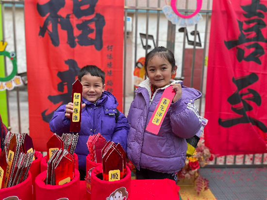 古勞連城幼兒園抽個(gè)上上簽福氣滿滿.jpg