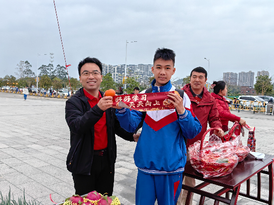 羅俊副校長(zhǎng)與第一個(gè)到校的七15班何權(quán)希同學(xué)合照.jpg