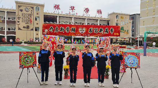 鶴山市振華學(xué)子返校合影.jpg