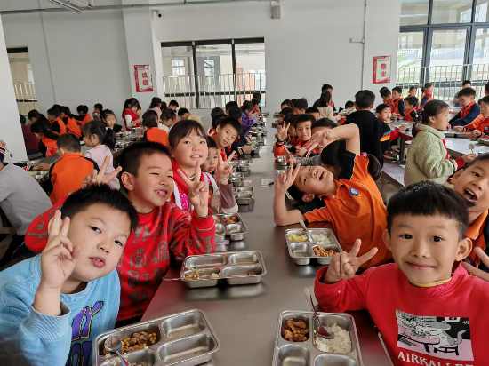 工業(yè)城一小學(xué)生午餐合照.jpg