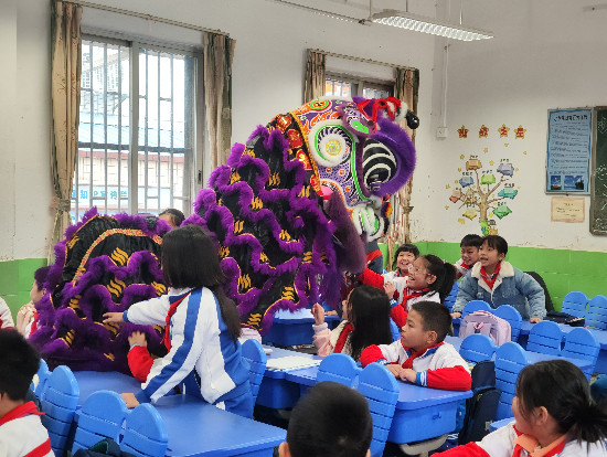 10鎮(zhèn)南小學(xué)獅子隊(duì)與學(xué)生親密互動(dòng)1 (1).jpg