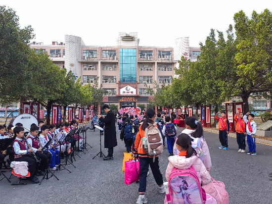 共和鎮(zhèn)中心小學(xué)管樂樂聲中慶開學(xué).jpg