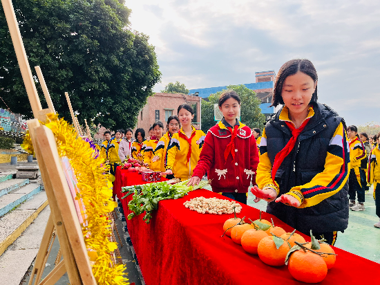 龍溪小學(xué)孩子一個(gè)接一個(gè)摸意頭，好事一樁一樁接踵而來(lái)！.jpg