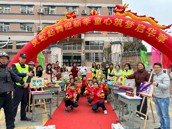 龍溪小學(xué)教師、公安民警、志愿者、家長(zhǎng)們一同保駕護(hù)航.jpg