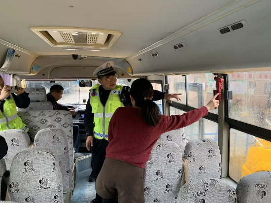 宅梧小學(xué)校車安全檢查及教育 (4).jpg