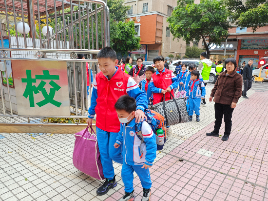 沙坪四小學(xué)生志愿者1.jpg