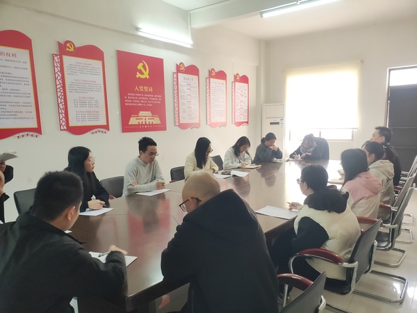 鶴山市交通運輸局黨員干部到道路運輸企業(yè)上黨課.jpg